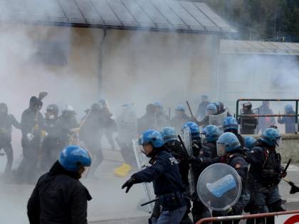 Antagonisti schedano poliziotti. Sul web parte la "caccia allo sbirro"