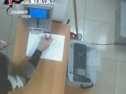 Furbetti del cartellino a Foggia: 10 badge timbrati da un dipendente