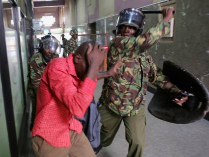Scontri dopo il voto in Kenya: "Ci sono almeno undici morti"