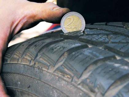 Il trucco della moneta da 2 euro per controllare la pressione delle gomme