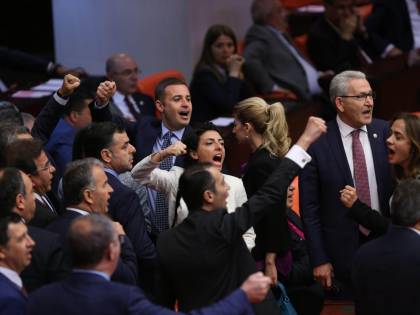 Turchia, eliminata immunità politica A rischio i parlamentari filo-curdi