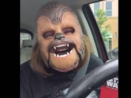 Record su Facebook per il video della mamma con la maschera di Chewbecca