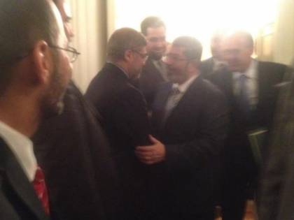 Spunta la foto che inguaia Sumaya: il padre stringe la mano a Morsi