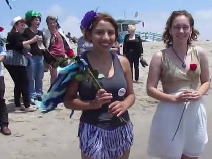 Prof porta gli studenti in un viaggio "ecosessuale": così si sposano con l'oceano
