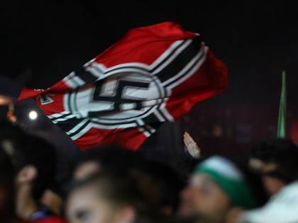 Ha una svastica tatuata. Arrestato richiedente asilo in Germania