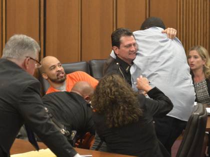 Il serial killer sorride in tribunale. E il padre della vittima lo aggredisce