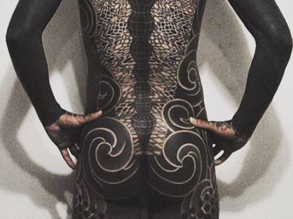 Vuoi farti un tatuaggio total black? A tuo rischio e pericolo...