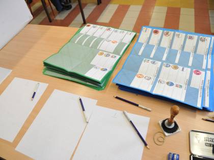 Elezioni, a Roma al voto elettori delle ex Repubbliche tedesche. Il web: "Sono brogli"