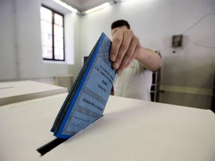 Roma, elettori ripresi da telecamera durante la votazione nel seggio