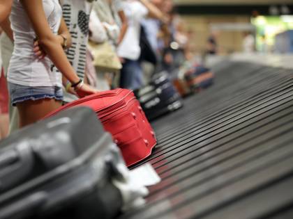Quel fiume di soldi dall'Italia ad Hong Kong: fermata a Venezia cinese con 790mila euro in valigia