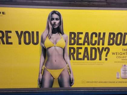 Khan vieta uno spot con modella in bikini: accusato di integralismo