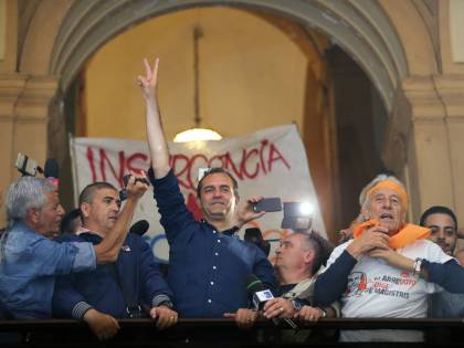 Il consigliere straniero che non sa l'italiano molla "DeMa"