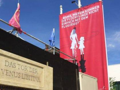 A Berlino spunta un'arena con le tigri per "mangiare" i rifugiati