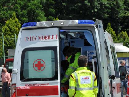 Va in vacanza e muore sgozzato con una scheggia al collo in campeggio
