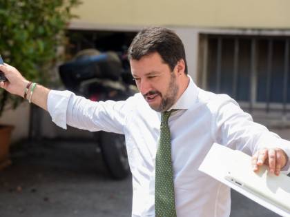 Il primo (minimo) calo della Lega nei sondaggi. Ma Salvini non se ne cura