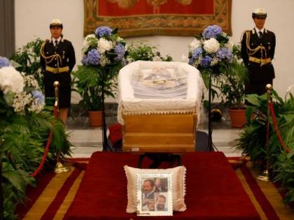 Bud Spencer, in centinaia alla camera ardente in Campidoglio: "Era un grande, uno di noi"