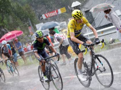Impresa di Dumoulin sui PireneiFroome resiste nella grandine