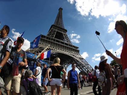 Scontri sotto la Tour Eiffel, la polizia disperde tifosi