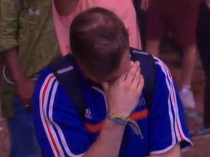 Tifoso francese in lacrime. Lo consola il piccolo avversario