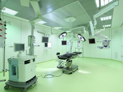 Diagnosticavano il tumore per rifare il seno alle pazienti. Otto medici indagati