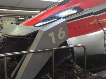 Napoli, malore per macchinista: Frecciarossa urta le protezioni