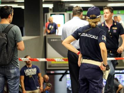 Prende a pugni passanti a caso: africano semina il panico a Milano