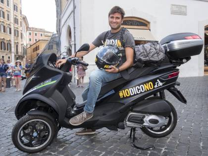 Ex editore de L'Unità compra la moto di Alessandro Di Battista