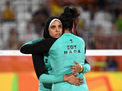 Beach volley, il confronto è culturale: il bikini tedesco e il velo egiziano