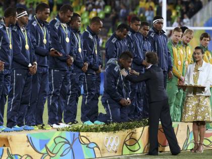 Olimpiadi, oro storico per le isole Fiji: la squadra di rugby in ginocchio sul podio per la principessa Anna