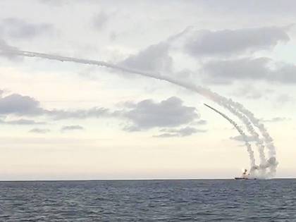 Siria, attacco missilistico russo dal Mediterraneo