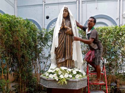 La staffetta dei tre Papi per la piccola suora dei poveri