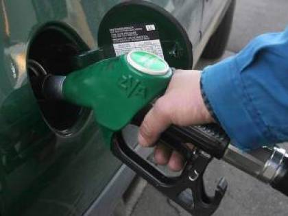 M5s-Lega tagliano le accise alla benzina: 20 centesimi in meno al litro
