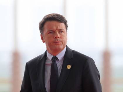 Pesce in barca al G20, Renzi lo calcia e cade