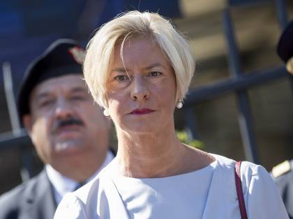 "Usi almeno Wikipedia", così la rete reagisce alla gaffe della Pinotti