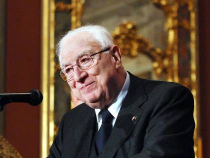 Un premio rilancia il mito: Cossiga maestro del 007