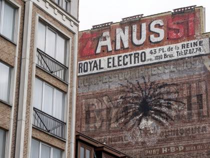 Pene gigante su palazzo: il murales divide il Belgio