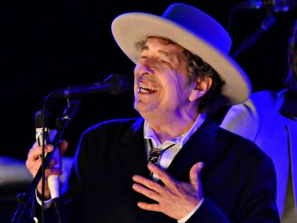 Gli scattano una foto, Bob Dylan si infuria: "Posso cantare?"