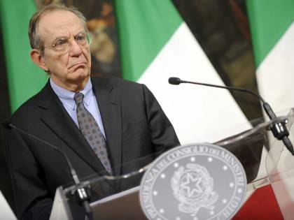 Le mani della Troika sull'Italia: giallo sul prestito chiesto da Padoan