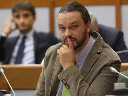Il sindaco di Ferrara vuole aiutare gli italiani. E i grillini ne chiedono subito le dimissioni