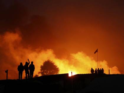Calais, prefetto giustifica migranti: "Incendi? È la loro tradizione"