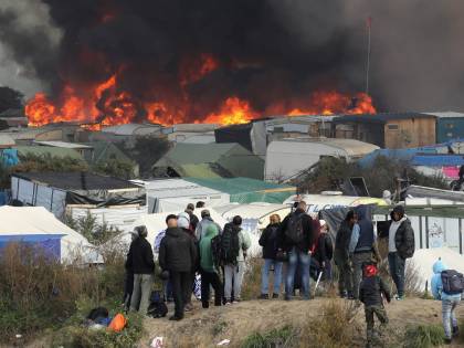 Migranti, le Goro di Francia respingono i profughi di Calais