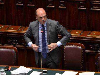 Alfano non si fida del Pd e corteggia Berlusconi Ma Forza Italia dice no