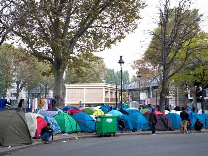 Parigi invasa da migranti: la "Giungla" di Calais all'ombra della Tour Eiffel