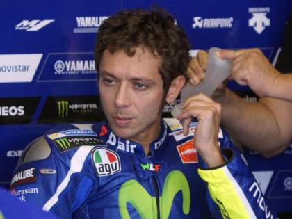 MotoGp, Rossi omaggia con un'impennata Simoncelli. E Marquez si unisce a lui