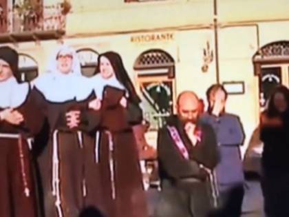 Norcia, fedeli in ginocchio davanti alla Basilica crollata