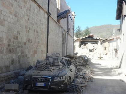 Nel panico per il terremoto, donna salta dalla finestra: è grave