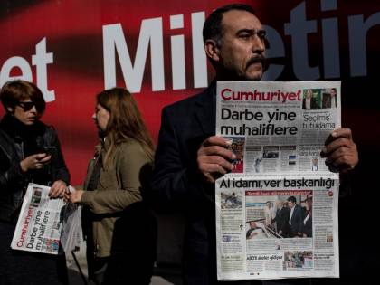 La Turchia condanna per terrorismo i giornalisti del Cumhuriyet