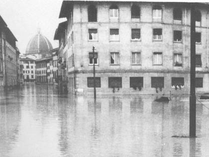 Quando gli angeli del fango "inventarono" la solidarietà