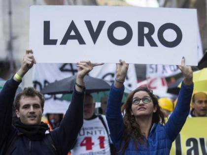 L'Italia di Renzi è senza futuro: boom di poveri e crollo dei nati