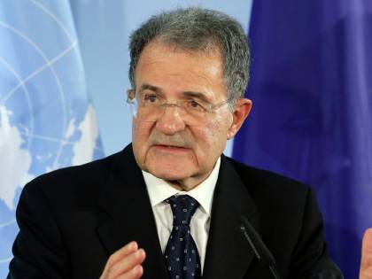 L'europeista Prodi contro Renzi: "Colpo al cuore togliere la bandiera Ue"